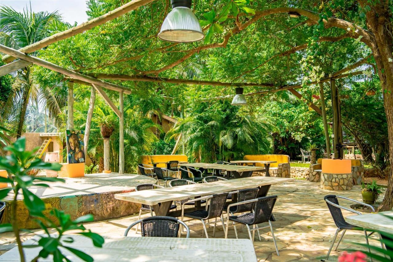 Kokrobite Gardens Restaurant And Guest House エクステリア 写真
