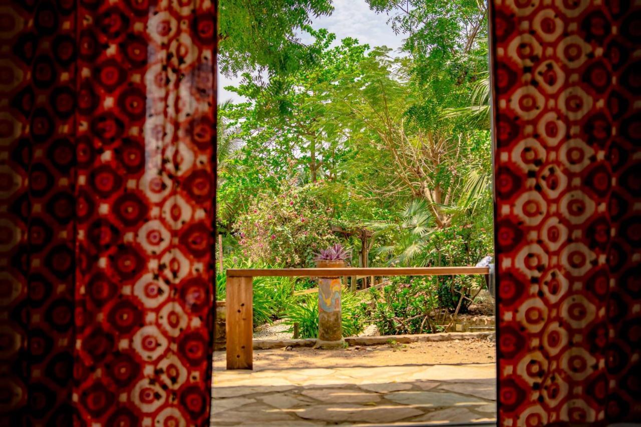 Kokrobite Gardens Restaurant And Guest House エクステリア 写真