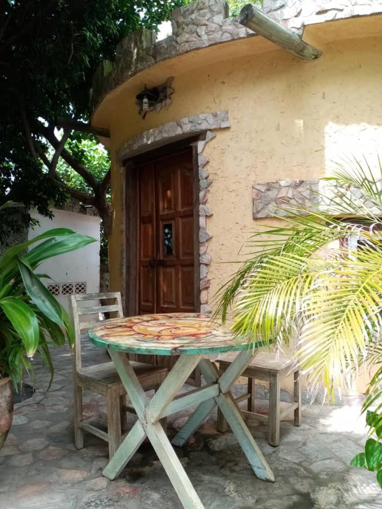 Kokrobite Gardens Restaurant And Guest House エクステリア 写真