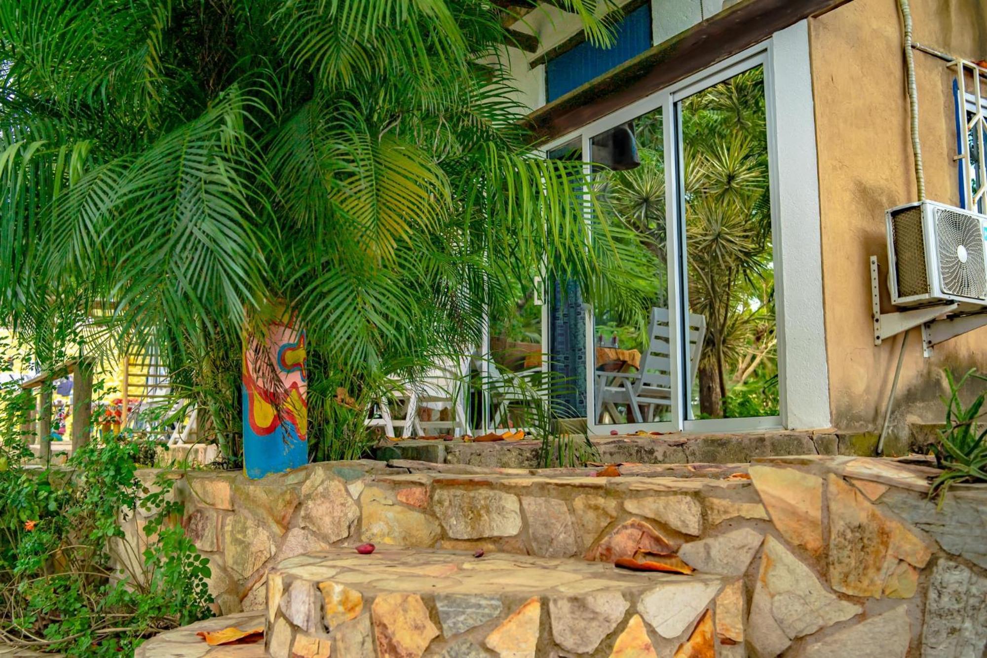 Kokrobite Gardens Restaurant And Guest House エクステリア 写真